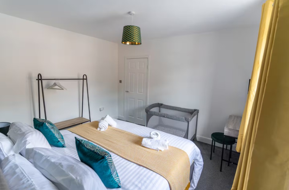 Double Bedroom at the 3-Bed House, Wordsworth Road